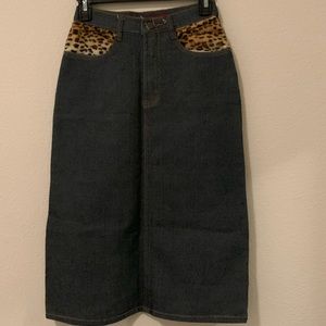 Denim skirt with leopard print fuzzy pockets